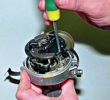 Отворачиваем два винта крепления контактной группы 