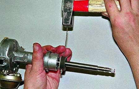Тонким бородком выбиваем штифт