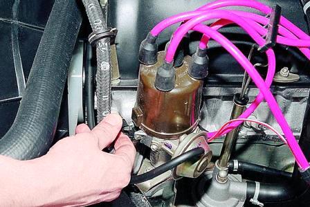 «Отщелкиваем» зажимы крепления крышки распределителя зажигания