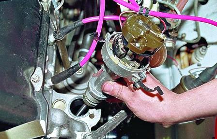 Вынимаем распределитель зажигания из блока цилиндров