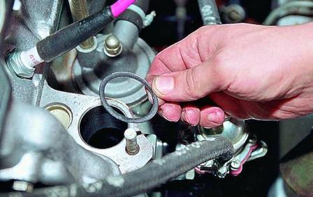 не потеряв уплотнительную прокладку