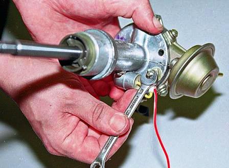 Ключом «на 7» отворачиваем гайку, снимаем наконечник провода низкого напряжения 