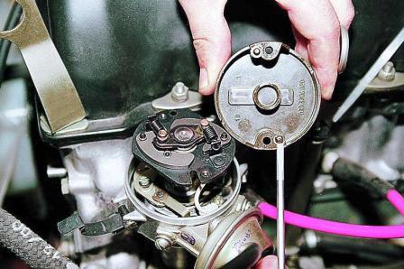 Устанавливаем новый ротор прямоугольным выступом в овальный паз опорной пластины