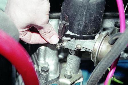 повернув крышку, открываем отверстие масленки и заливаем в него четыре капли моторного масла