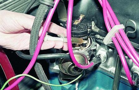 смазываем одной-двумя каплями моторного масла ось подвижного контакта и пропитываем маслом фильц 