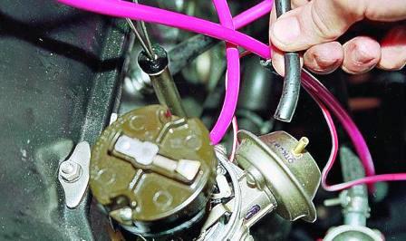 Снимаем шланг со штуцера вакуумного регулятора 