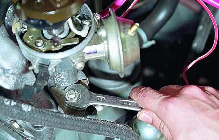 Ключом «на 13» отворачиваем гайку и снимаем стопорную пластину