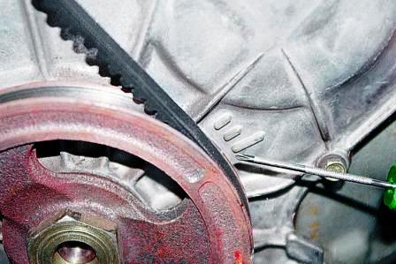 Первая метка по ходу вращения шкива коленчатого вала соответствует 10° опережения зажигания, вторая – 5° и третья метка, самая длинная – 0°.