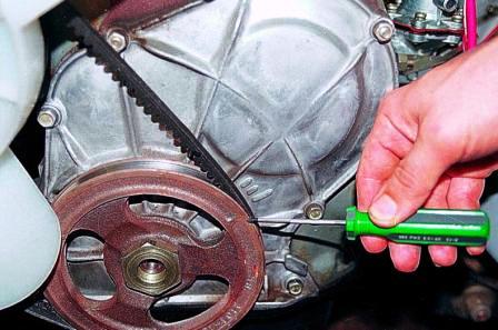 На шкиве коленчатого вала выбита метка верхней мертвой точки (ВМТ) первого цилиндра