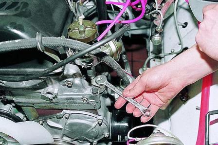 Ключом «на 13» ослабляем затяжку гайки крепления стопорной пластины