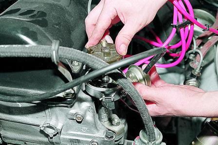 Медленно поворачиваем корпус распределителя против часовой стрелки до загорания лампы