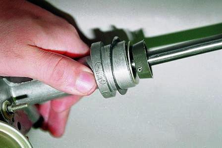 на корпусе распределителя зажигания нанесена шкала октан-корректора