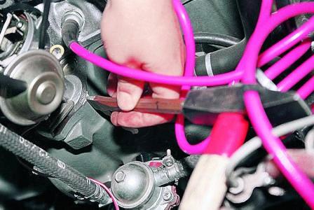 Зубилом на приливе блока помечаем середину шкалы – нулевое положение октан-корректора