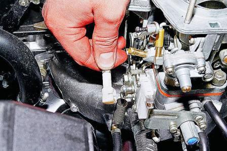 Отсоединяем наконечники двух проводов от выводов микропереключателя 