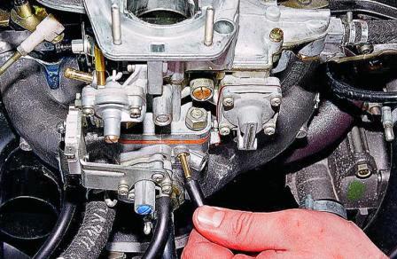 Снимаем со штуцера шланг вакуумного регулятора опережения зажигания