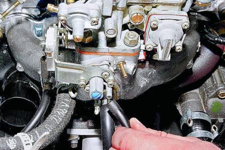 Снимаем шланг электромагнитного клапана системы управления ЭПХХ 