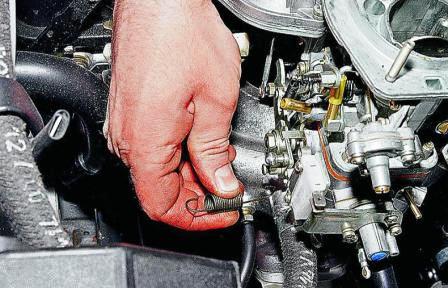 Снимаем возвратную пружину.