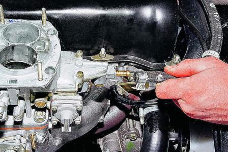 Ослабив хомут, снимаем шланг подачи топлива.