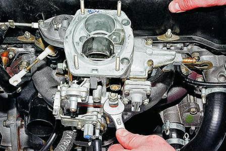 отворачиваем четыре гайки крепления карбюратора к впускному коллектору
