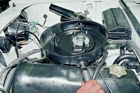 Ослабив хомут, снимаем шланг вентиляции картера 