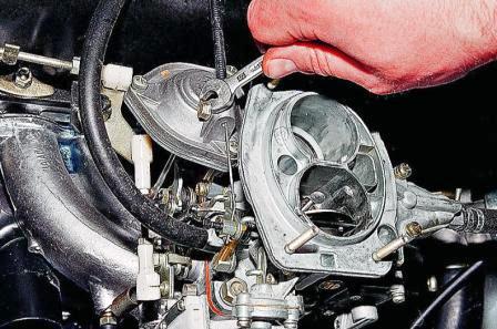 Ключом «на 8» ослабляем затяжку болта крепления оболочки троса 