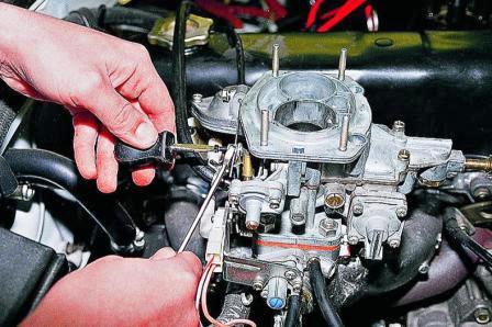 Отверткой ослабляем затяжку винта крепления троса