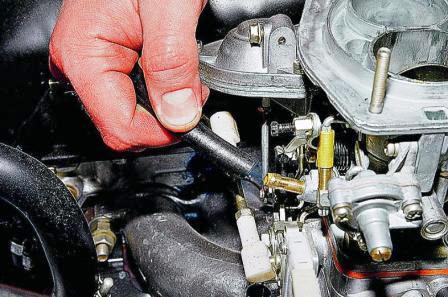 Снимаем со штуцера шланг отвода картерных газов.