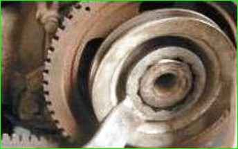 Тізбектің керілген аяқ киімін ауыстыру