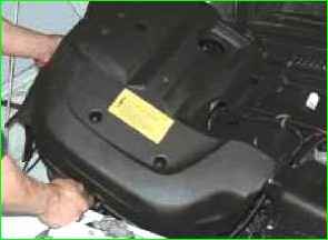How to remove the decorative engine cover of the Niva Chevrolet
