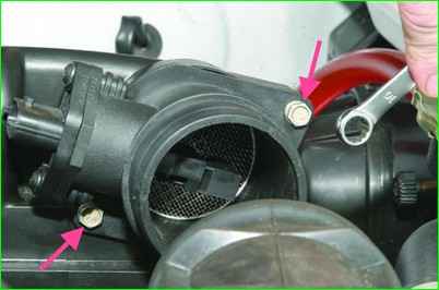 Снятие и установка воздушного фильтра