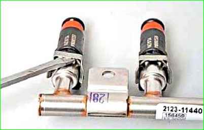 Промывка рампы и форсунок двигателя автомобиля Нива Шевроле