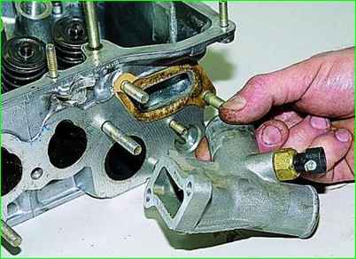 Cómo desmontar y montar la culata del Chevrolet Niva