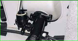 Снятие трубы топливного бака автомобиля ВАЗ-2123