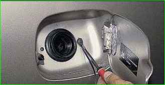 Снятие трубы топливного бака автомобиля ВАЗ-2123