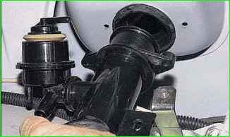 Снятие трубы топливного бака автомобиля ВАЗ-2123