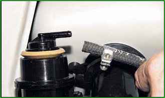 Снятие трубы топливного бака автомобиля ВАЗ-2123