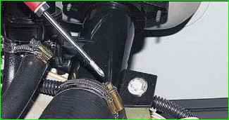 Снятие трубы топливного бака автомобиля ВАЗ-2123