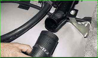 Снятие трубы топливного бака автомобиля ВАЗ-2123