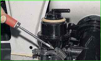 Снятие трубы топливного бака автомобиля ВАЗ-2123