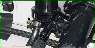 Снятие трубы топливного бака автомобиля ВАЗ-2123