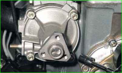 Как заменить водяной насос Нива Шевролет