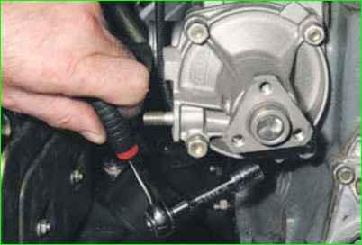 Как заменить водяной насос Нива Шевролет