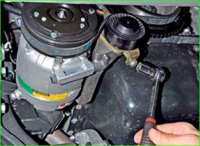 Checking and removing the air conditioning compressor drive belt