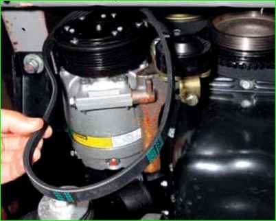 Checking and removing the air conditioning compressor drive belt