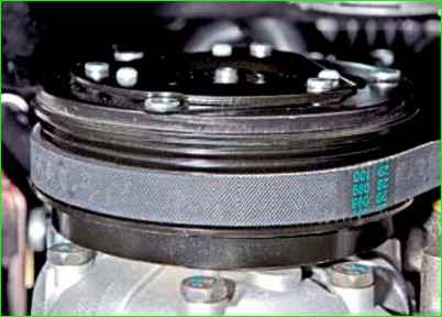 Checking and removing the air conditioning compressor drive belt