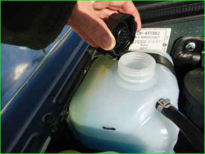 Замена жидкости охлаждения Нива Шевролет