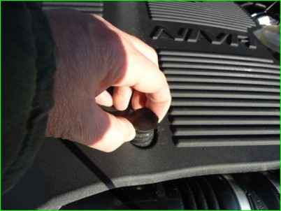 How to remove the decorative engine cover of the Niva Chevrolet