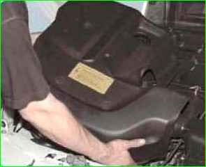 How to remove the decorative engine cover of the Niva Chevrolet