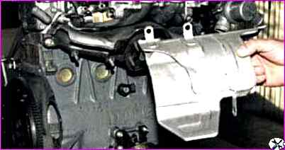 Demontage des VAZ-2123-Motors