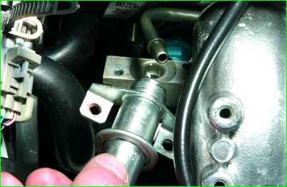 Niva Chevrolet қысым реттегішін тексеру және ауыстыру